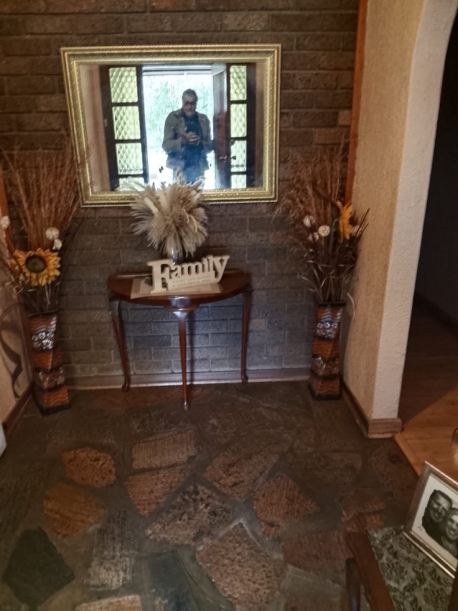 5 Bedroom Property for Sale in Lourenspark North West